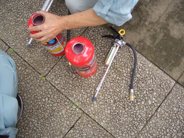 消火剤詰め替え